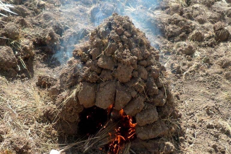 This is the famous "Huatia" where products such as potatoes are cooked.