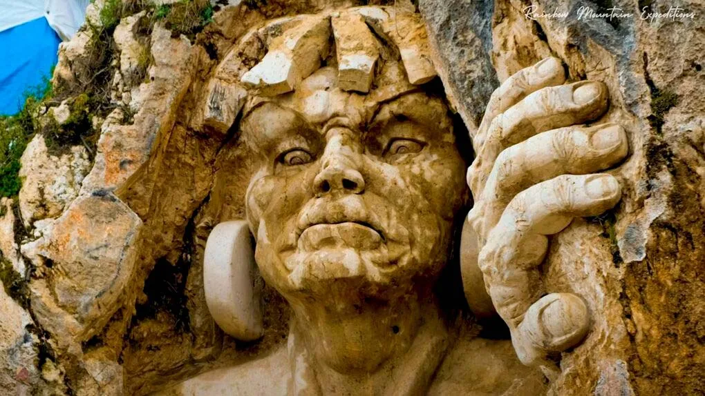 The Morada de los Dioses, also known as Apukunaq Tianan, is a complex of impressive stone sculptures recently carved in Cusco. The Morada de los Dioses, also known as Apukunaq Tianan, is a complex of impressive stone sculptures recently carved in Cusco.