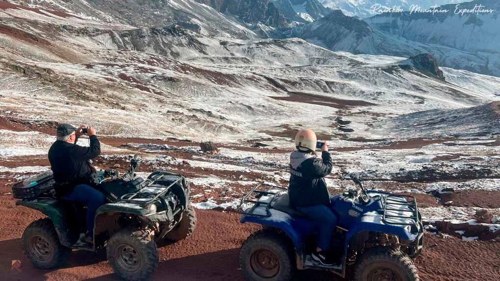 At times, both Wilcacunca and Vinicunca are covered in snow, as shown in the photo. At times, both Wilcacunca and Vinicunca are covered in snow, as shown in the photo.