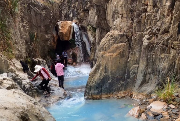 The urcos turquoise pools, also known as Muñapata