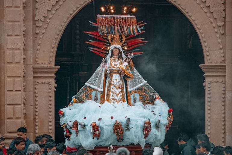 A moment of devotion to the Virgen del Carmen, in the heart of Cusco’s Corpus Christi festivities