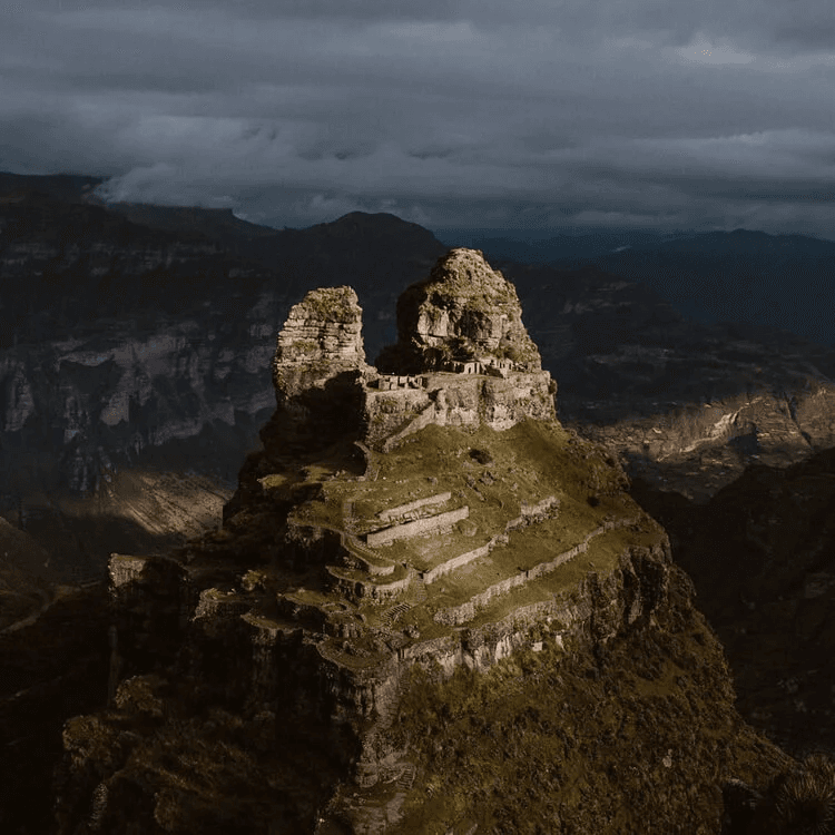 The peak of Waqrapukara Mountain.